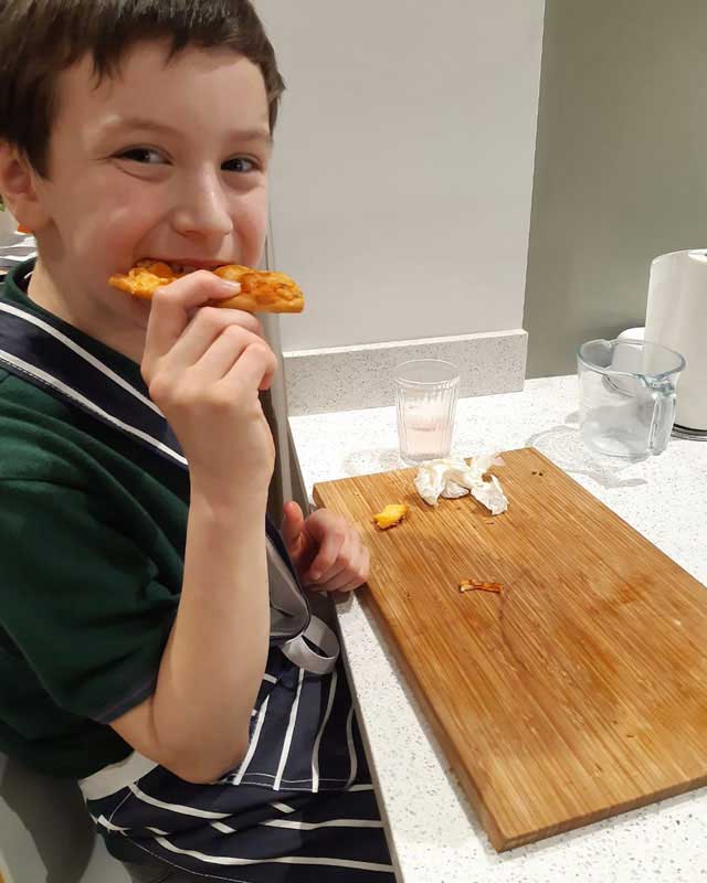 cubs eating pizza